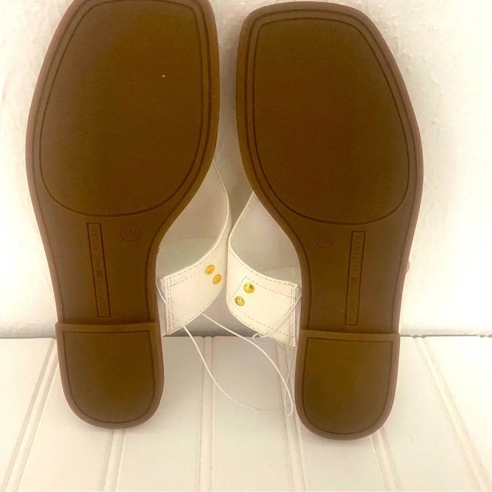 Tommy Hilfiger Women’s TWJELVINO-R Flip Flops Sandals with Gold Emblem Size 6M